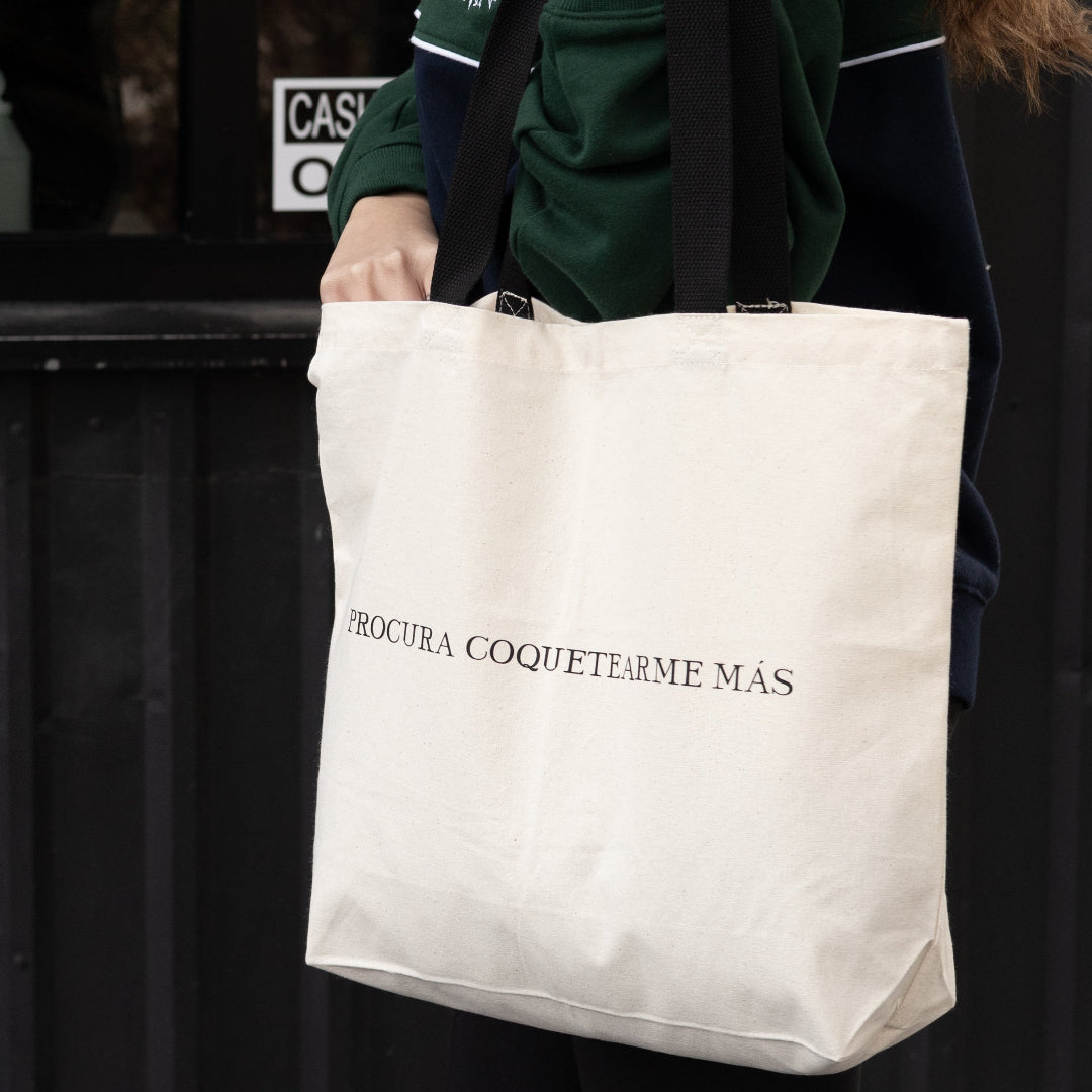 Procura Coquetearme Más Tote Bag